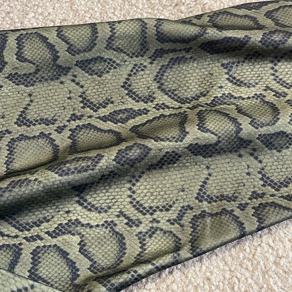Onzie sz large leggings green and black snake print - Picture 5 of 5